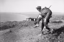 Khó tin cuộc chiến binh sĩ hai bên xem nhau như... đồng đội 