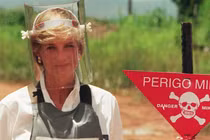 Cực khó tin: Công nương Diana từng đi một mình qua bãi mìn