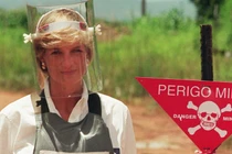 Cực khó tin: Công nương Diana từng đi một mình qua bãi mìn