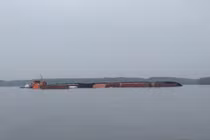 Tàu VIETSUN INT chìm trên sông Lòng Tàu: 17 thuyền viên thoát nạn, 285 container lênh đênh