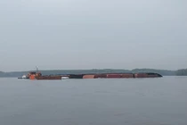 Tàu VIETSUN INT chìm trên sông Lòng Tàu: 17 thuyền viên thoát nạn, 285 container lênh đênh