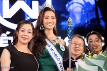 Mẹ hé lộ chuyện chẳng ngờ về tân Hoa hậu Lương Thùy Linh