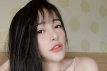 Ngân 98 pose ảnh o ép vòng 1 bị chê phản cảm