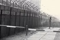 Khó tin độc chiêu vượt qua Bức tường Berlin thời Chiến tranh Lạnh