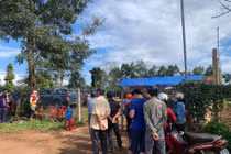 Vợ nằm dưới nền nhà với nhiều vết chém, chồng treo cổ tử vong