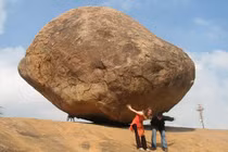 Bí ẩn tảng đá thần cheo leo trên đỉnh dốc ngàn năm không đổ 