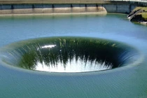 Ma quái “cổng địa ngục" nuốt chửng mọi vật đến gần