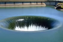 Ma quái “cổng địa ngục" nuốt chửng mọi vật đến gần