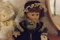 Rợn người búp bê tự di chuyển trong ngôi nhà “ma ám”? 