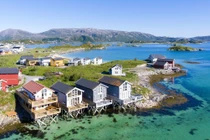 Lạ lùng hòn đảo nơi mùa hè mặt trời không bao giờ lặn