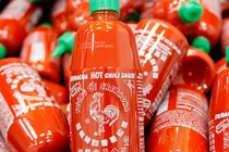 Vì sao tương ớt Sriracha của triệu phú gốc Việt bị thu hồi?