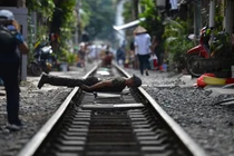 CNN đưa tin phố cafe đường tàu Phùng Hưng đóng cửa