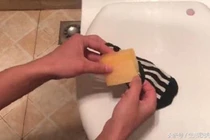 Vợ nhét xà bông vào tất thả trong bồn cầu, chồng sốc khi biết lý do