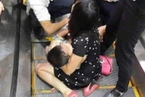 Bé trai 3 tuổi bị thang cuốn gãy xương bàn chân ở trung tâm thương mại