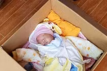 Bé gái 1 tháng tuổi bị mẹ bỏ rơi ở chùa kèm lá thư 'con là người mẹ tội lỗi đang đi học nên không có khả năng nuôi cháu'