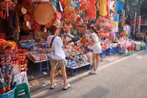 Người dân buồn rầu vì chụp ảnh phố Hàng Mã phải mất tiền