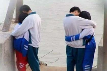 Bố lắp camera theo dõi, phát hiện con gái 12 tuổi dẫn bạn trai về nhà