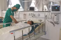 Nam bảo vệ bệnh viện bị đâm gục trong ca trực