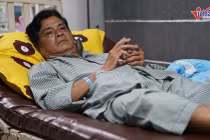 Vợ nghệ sĩ Mai Trần xót xa nhìn chồng nằm hành lang viện chờ phẫu thuật