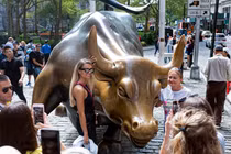 Kỳ diệu bức tượng chạm vào sẽ may mắn ngút trời 