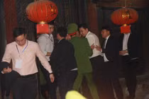 Đại biểu xông vào cung cấm, dân chen lấn để lấy ấn đền Trần