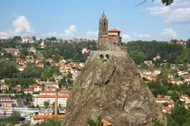 Độc đáo nhà thờ cổ xây từ đá nằm trên đỉnh núi lửa 