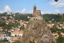 Độc đáo nhà thờ cổ xây từ đá nằm trên đỉnh núi lửa 