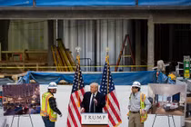 Tổng thống Trump làm giàu bằng bất động sản như thế nào?