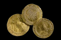 Thợ săn kim loại bất ngờ tìm thấy hộp báu vật thời Trung cổ