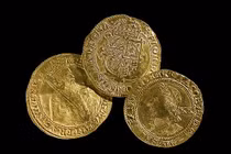 Thợ săn kim loại bất ngờ tìm thấy hộp báu vật thời Trung cổ