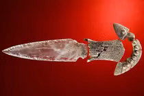 Mở mộ đá cự thạch, bất ngờ thấy "báu vật" pha lê 5.000 tuổi 