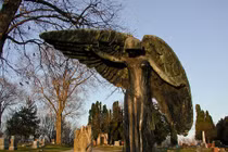 Bí ẩn bức tượng thiên thần, ai chạm vào là chết 