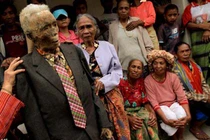 Tập tục đưa người chết ra khỏi mộ, mặc quần áo đưa đi khắp làng