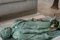 Lạ lùng bức tượng trên mộ bị sờ nhẵn bóng để... cầu con