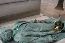 Lạ lùng bức tượng trên mộ bị sờ nhẵn bóng để... cầu con