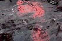 Mở mộ cổ, giật mình dấu chân đỏ như máu trên nắp quan tài 