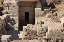 Ngôi đền Ai Cập cổ đại 2.100 tuổi ẩn mình trong vách đá