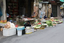Hà Nội: Tiểu thương mở hàng sớm, chợ đầu năm đủ món ngon, chỉ... vắng khách mua