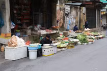 Hà Nội: Tiểu thương mở hàng sớm, chợ đầu năm đủ món ngon, chỉ... vắng khách mua