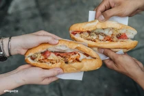 Bánh mì Việt bất ngờ phủ sóng khắp nơi, dân tình thi nhau "minh oan"