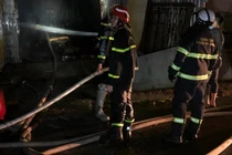 Dập tắt đám cháy xưởng sản xuất tại huyện Đan Phượng