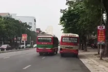 Sau va chạm, 2 xe buýt rượt đuổi, chèn ép nhau trên đường phố Nghệ An
