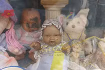 Bí ẩn rùng mình con búp bê biết... khóc trong mộ bé gái