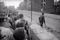 Vì sao Bức tường Berlin được xây dựng ở Đức năm Tân Sửu 1961? 