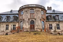 Thợ săn kho báu “lục tung” cung điện Ba Lan tìm kiếm 10 tấn vàng