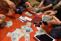 Giám đốc Trung tâm điều dưỡng đánh bạc tại nhà Trưởng phòng Sở Nội vụ