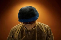 Loạt ảnh không thể nào quên về đại dịch COVID-19 càn quét thế giới 2021 