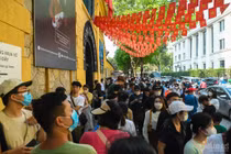 Du khách xếp hàng tham quan 'địa ngục trần gian' giữa thủ đô