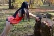 Đi thể dục nhưng chọn nhầm quần, cô gái hớ hênh giữa chốn đông người