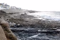 Bãi biển mất sạch cát sau một đêm, chuyên gia lập tức giải mã 